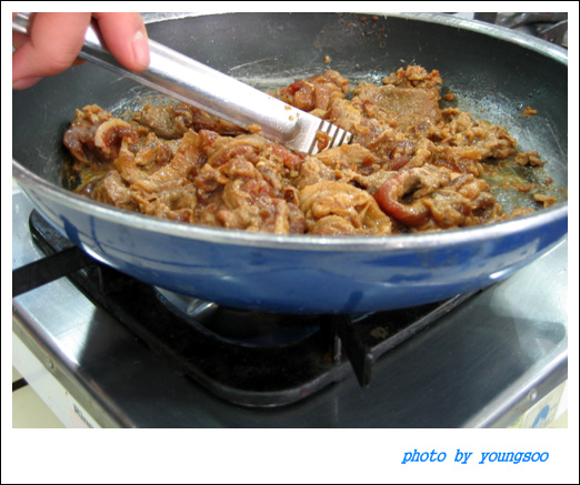 맛있게 익어가는 돼지불백. 한 가지 아쉽다면 파를 따로 넣지 않아서인지 보는 맛을 조금 떨어뜨린다는 것이다. 음식은 먹는 맛 못지않게 보이는 것 또한 중요하지 않을까. 